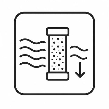 Icon ilustrativ care arată un filtru de apă pentru duș suprasaturat, prin care impuritățile pot reveni în fluxul de apă