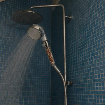 Client Ferani folosind capul de duș Ferani Power în baie.