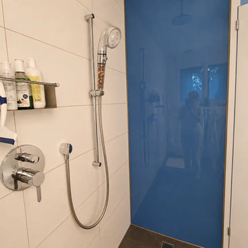Cap de duș Ferani Power montat într-o baie, prezentat într-o recenzie de la un client.